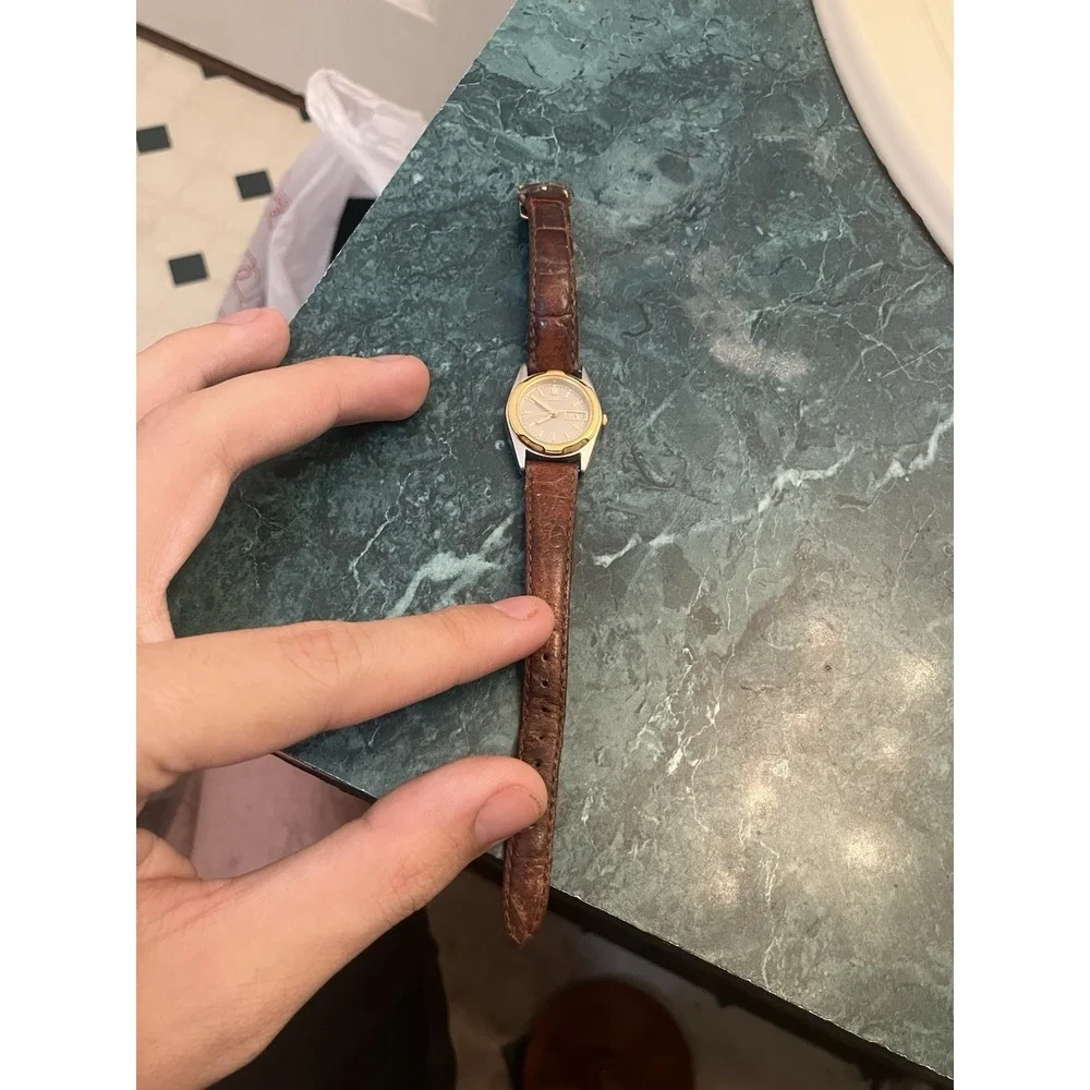 Ladies Seiko 7N83-0169 Day/Date Wrist Watch Needs Battery